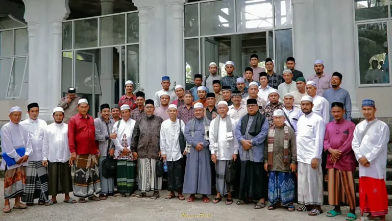Abati Buloh Blang Ara bersama Alumni. (Dok Dayah)