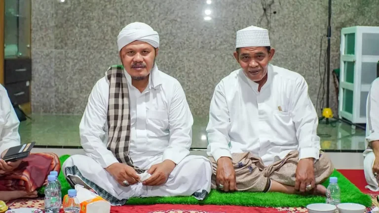 Abi Iskandar bersama Habib Abdul Haris Alaydrus. (Doc Dayah)