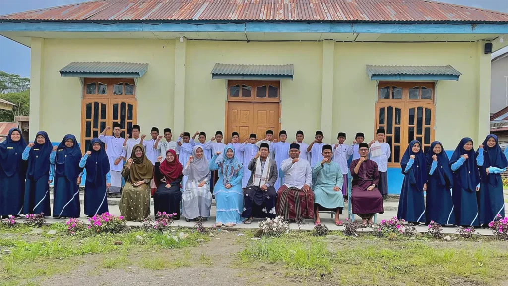 Foto Guru dan santri pesantren modern Al Manar Bener Meriah