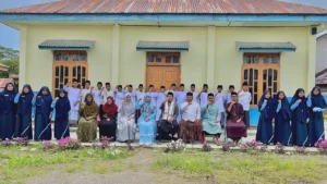Foto Guru dan santri pesantren modern Al Manar Bener Meriah