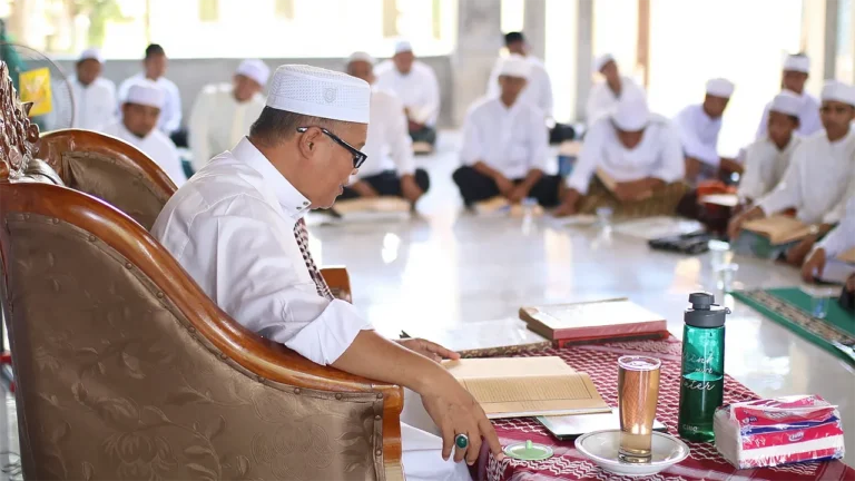 Ngaji Baba Montasik Dayah Darul Ulum Al Fata Kaye Kunyet. (Doc Dayah)