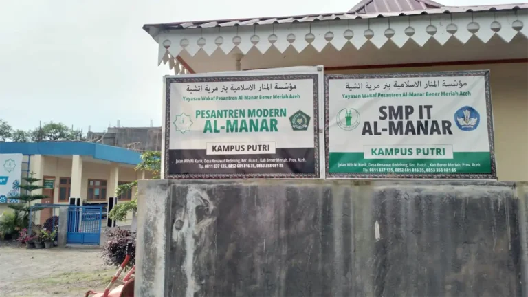Papan informasi Pesantren Modern Al Manar Bener Meriah.  (Doc Dayah)