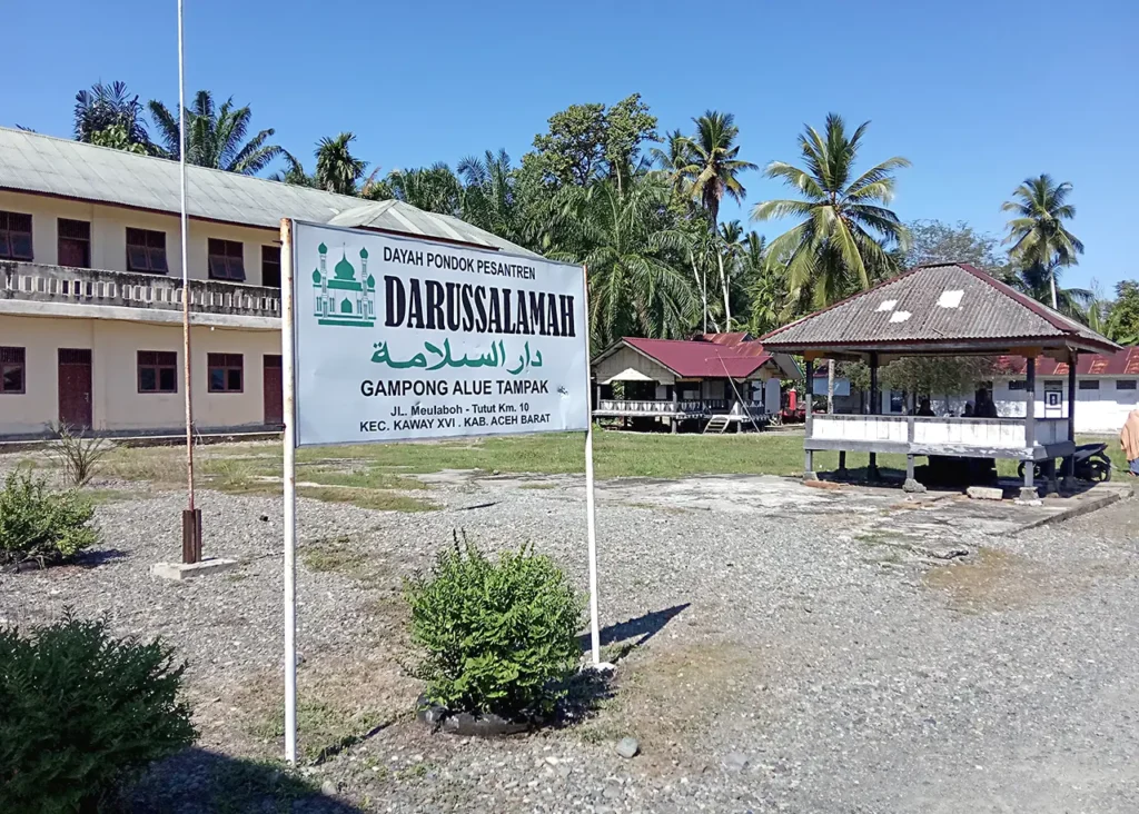 Papan nama Pondok Pesantren Darussalamah