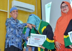 Penyerahan sertifikat hafalan Quran 30 Juz di Dayah Insan Qurani
