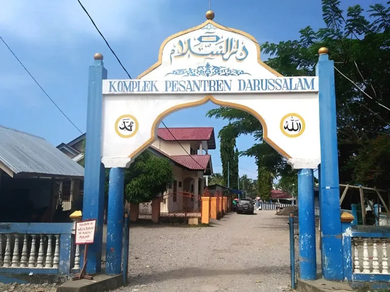 Pintu gerbang Dayah Darussalam Al Waliyyah. (Foto ANTARAN/Sudirman Hamid)
