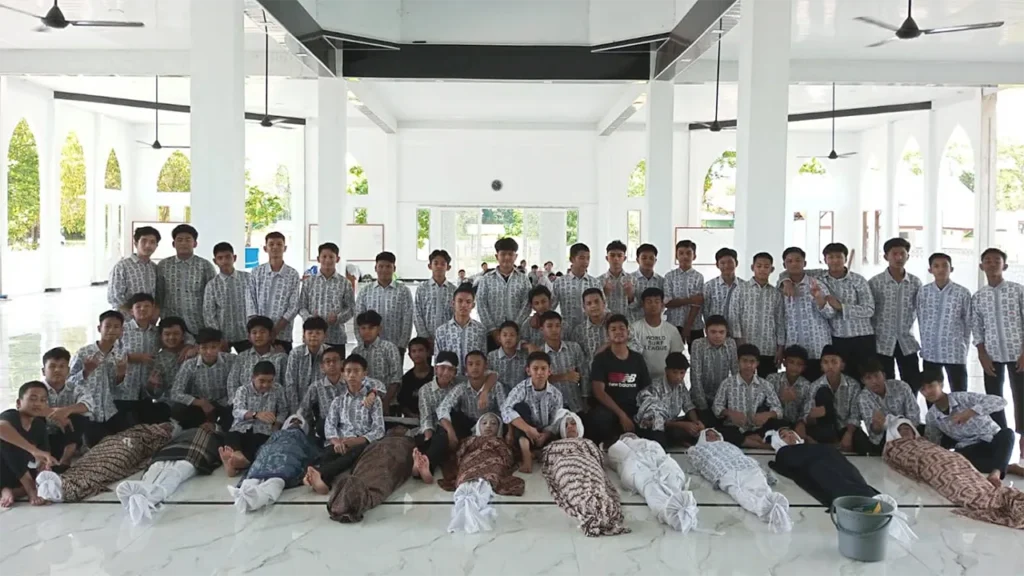 Praktik shalat jenazah Dayah Modern Yapena