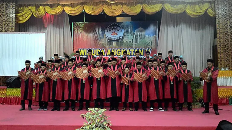 Santri Wisuda Dayah Modern Yapena. (Dok Dayah)