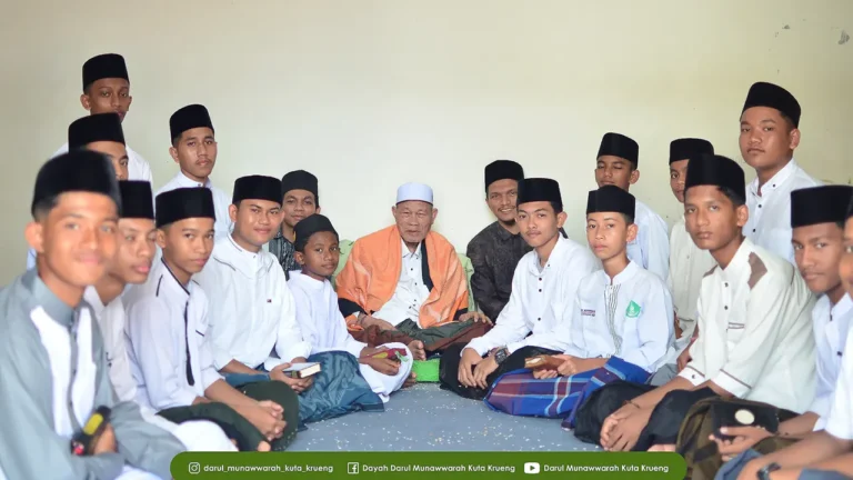 Santri bersama Abu Kuta Krueng Dayah Darul Munawwarah Kuta Krueng. (Doc Dayah)