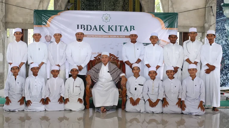Santri dan Pimpinan Dayah Darul Ulum Al Fata Kaye Kunyet. (Doc Dayah)