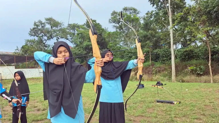 Santri latihan memanah pesantren Modern Al Manar Bener Meriah. (Doc Dayah)