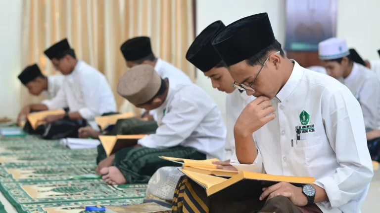 Santri membaca kitab kuning Dayah Darul Munawwarah Kuta Krueng. (Doc Dayah)