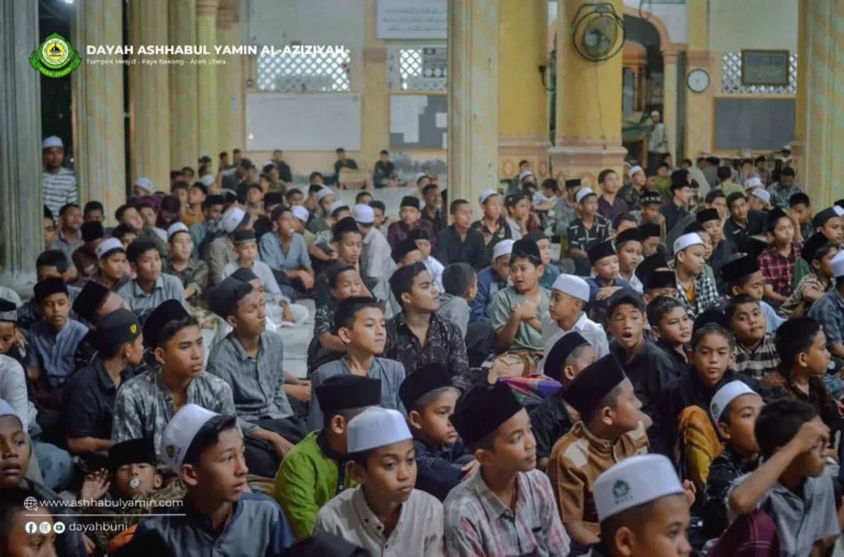 Santri mengaji di Dayah Ashhabul Yamin Paya Bakong. (Doc Dayah)