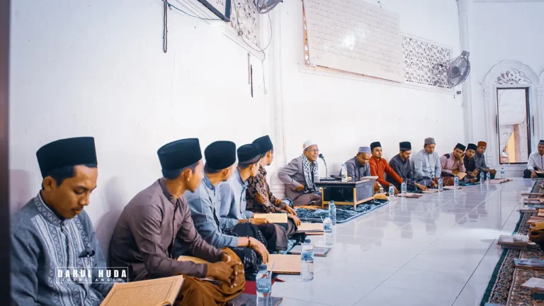 Santri ngaji bersama Abi Jafar Lueng Angen Dayah Darul Huda Krueng Lingka. (Doc Dayah)