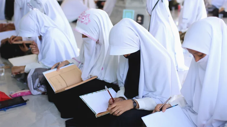 Santriwati ngaji Dayah Darul Ulum Al Fata Kaye Kunyet. (Doc Dayah)