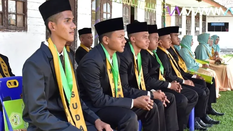 Wisudawan Dayah Nurul Iman Cot Girek. (Dok Dayah)